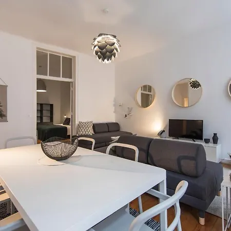 Lovelystay - Spacious 2br Downtown - 5 Min To River Лиссабон