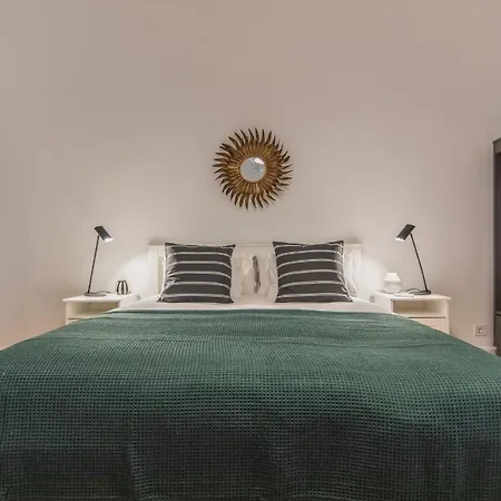 Апартаменты Lovelystay - Spacious 2br Downtown - 5 Min To River Лиссабон