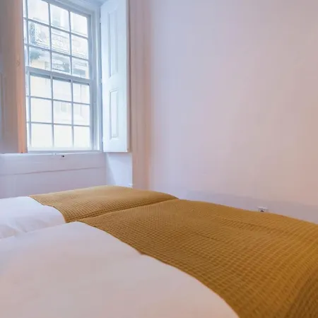 Lovelystay - Spacious 2br Downtown - 5 Min To River 아파트 리스본