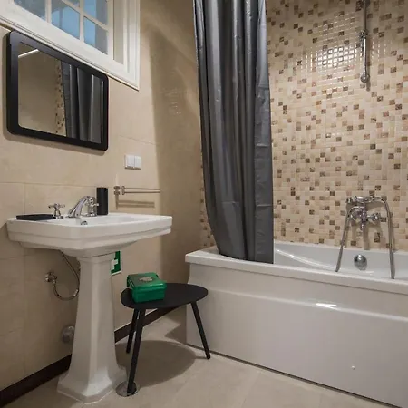 Lovelystay - Spacious 2br Downtown - 5 Min To River 아파트