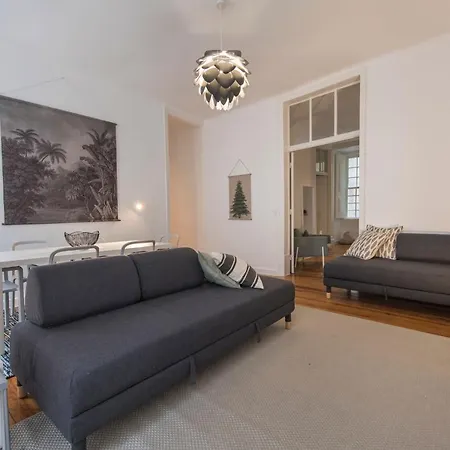 Lovelystay - Spacious 2br Downtown - 5 Min To River 아파트 리스본